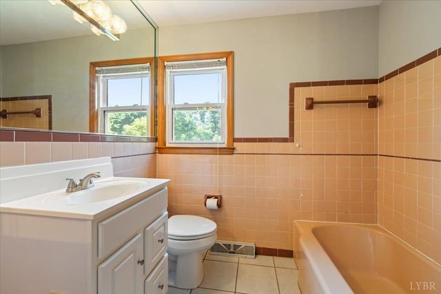 404 Oakwood Drive, Hurt, VA 24563