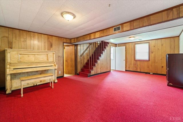 404 Oakwood Drive, Hurt, VA 24563