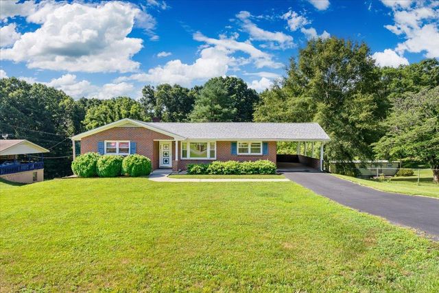 404 Oakwood Drive, Hurt, VA 24563