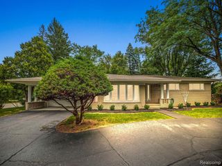 17 Avonwood Boulevard, Rochester Hills, MI 48309