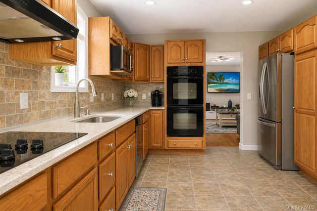 12 Oak Ridge Road, Middletown, NY 10940