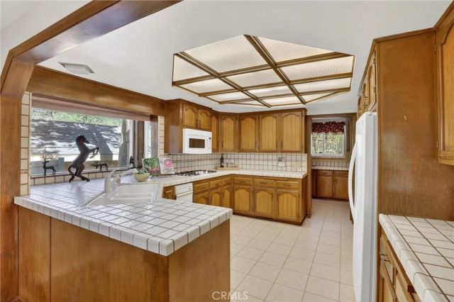 28125 Geneva Lane, Lake Arrowhead, CA 92352