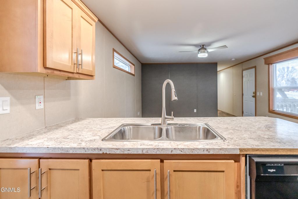 403 E Prairie Lane, Mandan, ND 58554 photo 10