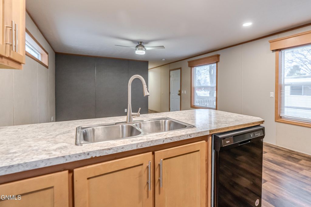 403 E Prairie Lane, Mandan, ND 58554 photo 11