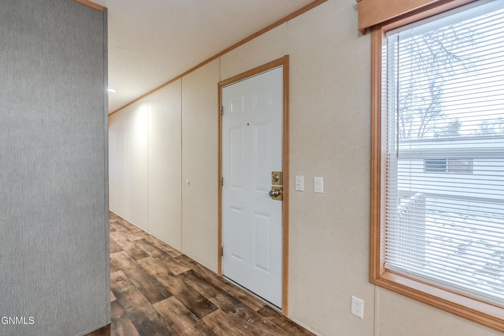 403 E Prairie Lane, Mandan, ND 58554 photo 2