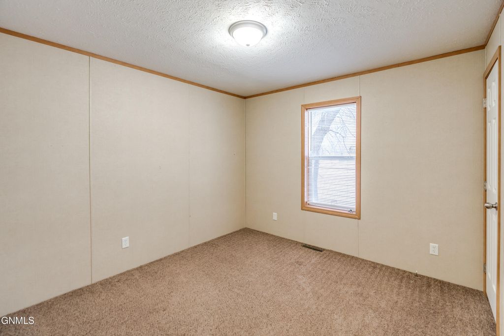 403 E Prairie Lane, Mandan, ND 58554 photo 21