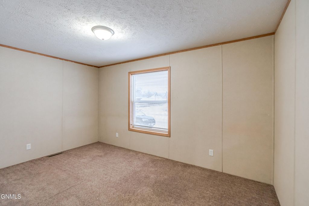 403 E Prairie Lane, Mandan, ND 58554 photo 26