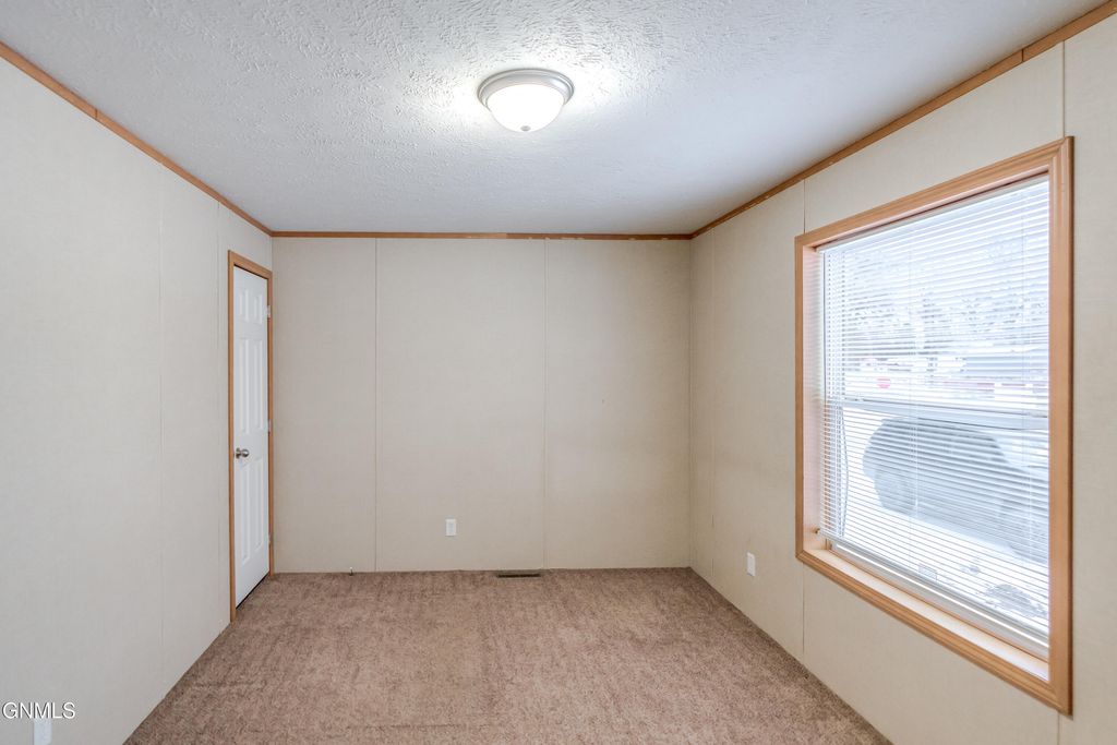 403 E Prairie Lane, Mandan, ND 58554 photo 27