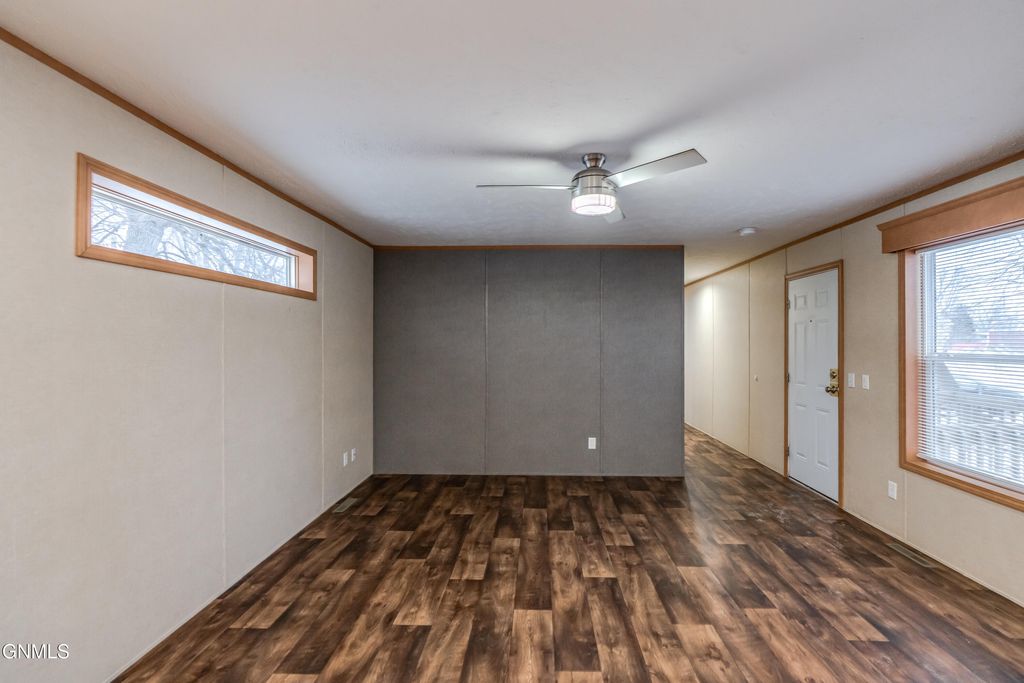 403 E Prairie Lane, Mandan, ND 58554 photo 3