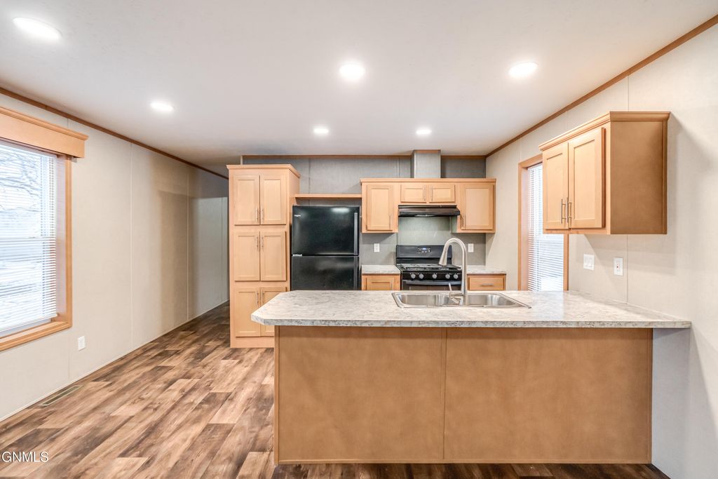 403 E Prairie Lane, Mandan, ND 58554 photo 5