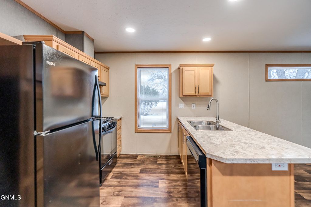 403 E Prairie Lane, Mandan, ND 58554 photo 8