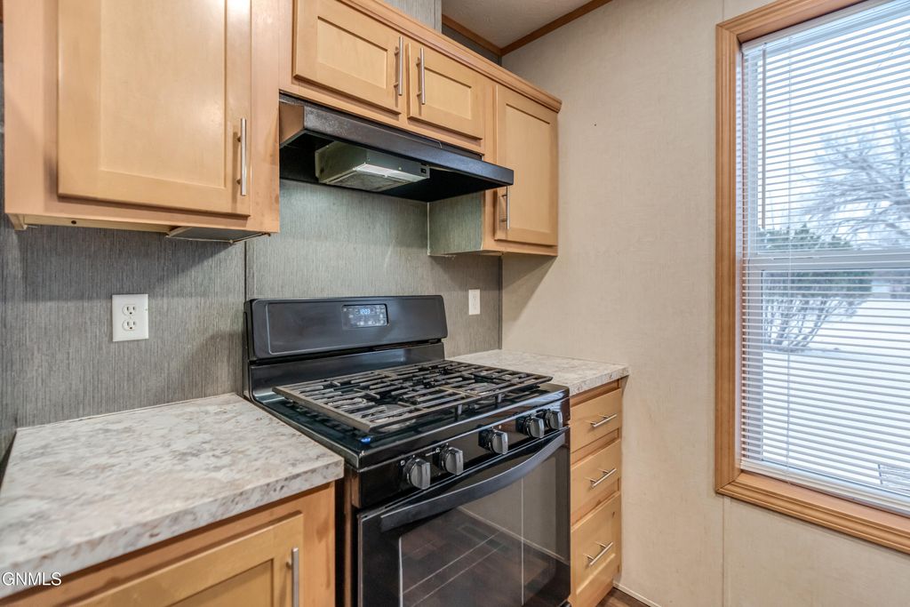 403 E Prairie Lane, Mandan, ND 58554 photo 9