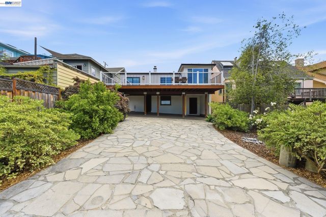 5137 Fairfax Ave, Oakland, CA 94601