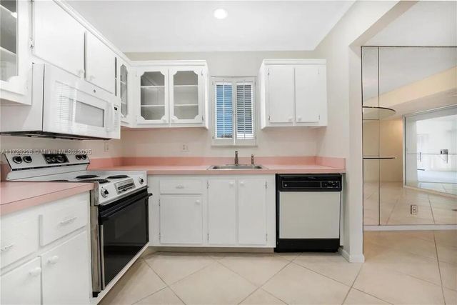 2532 Boundbrook Drive S 104, Palm Springs, FL 33406