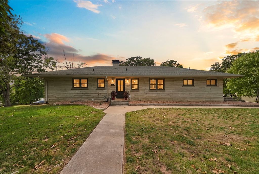 220 N Summit Street, Prairie Grove, AR 72753