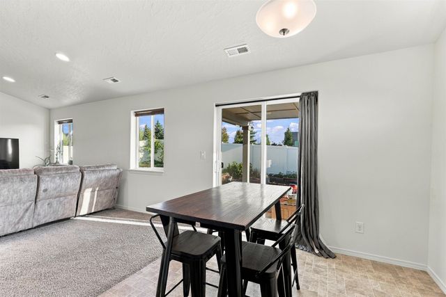8531 W Pirates Ct, Spokane, WA 99224