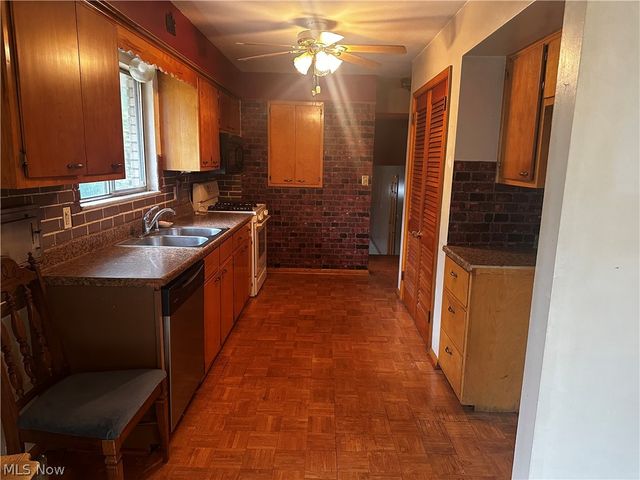 182 Wayne Avenue, Akron, OH 44301