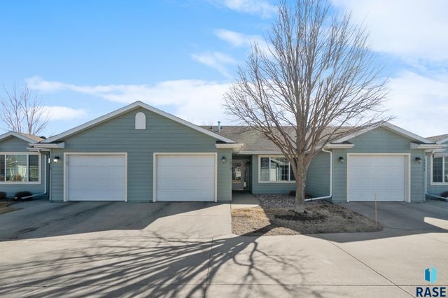 1010 N Crape Pl Place, Sioux Falls, SD 57107