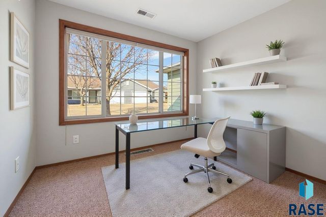 1010 N Crape Pl Place, Sioux Falls, SD 57107