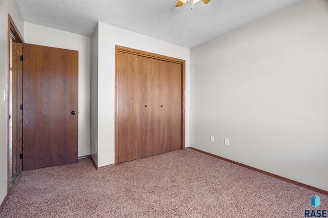 1010 N Crape Pl Place, Sioux Falls, SD 57107