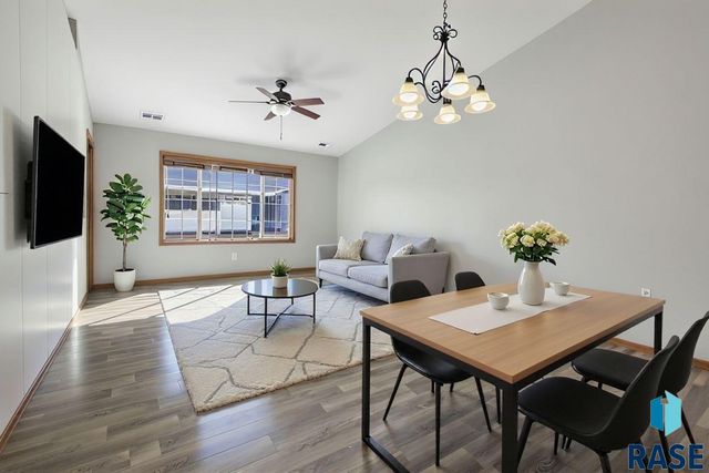 1010 N Crape Pl Place, Sioux Falls, SD 57107