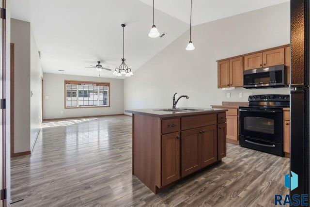 1010 N Crape Pl Place, Sioux Falls, SD 57107