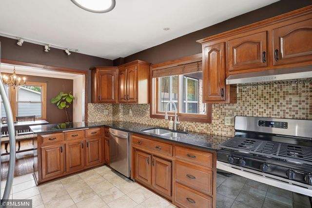 1665 Victoria Street N, Saint Paul, MN 55117