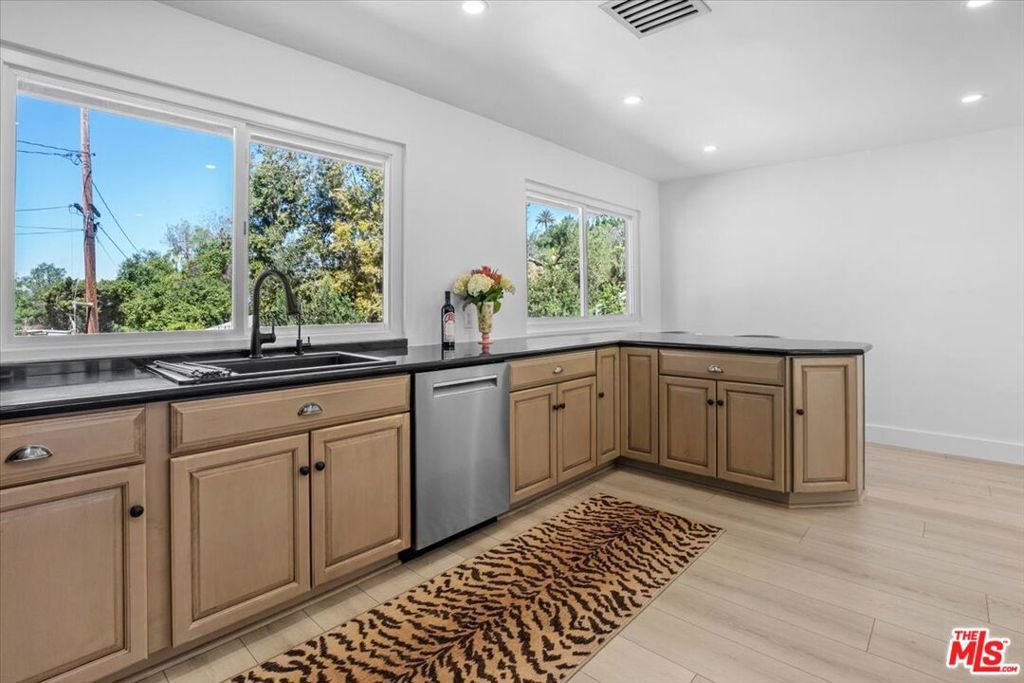 Image 10 of property listing at 4810 Rosa Road, Woodland Hills, CA 91364