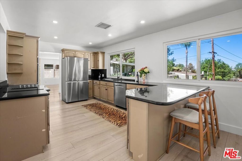 Image 11 of property listing at 4810 Rosa Road, Woodland Hills, CA 91364