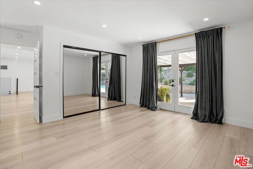 Image 12 of property listing at 4810 Rosa Road, Woodland Hills, CA 91364