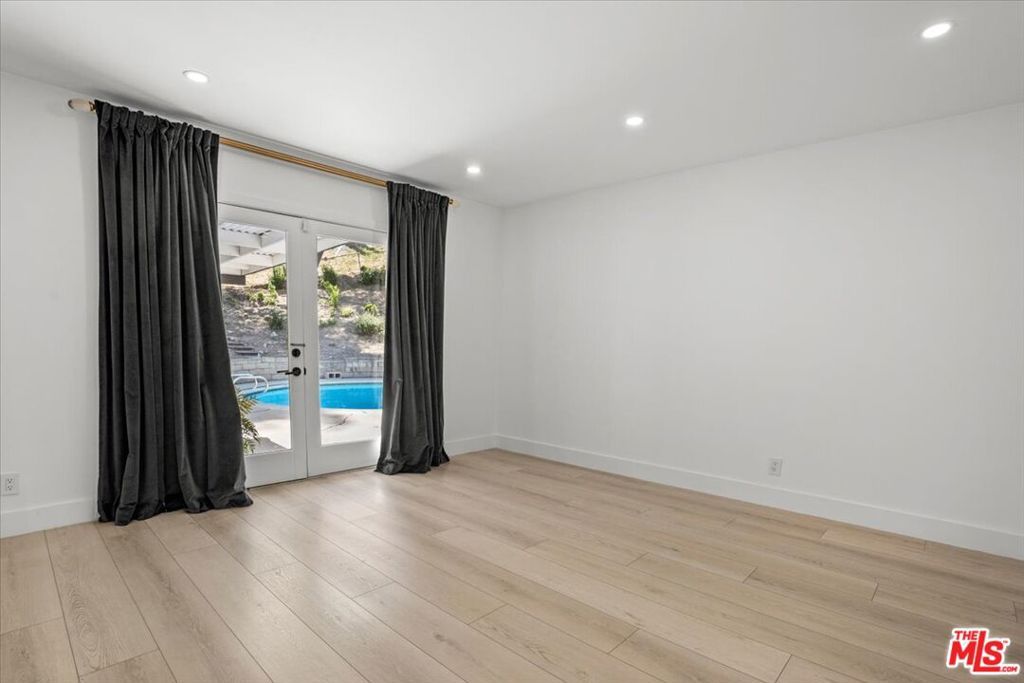 Image 13 of property listing at 4810 Rosa Road, Woodland Hills, CA 91364