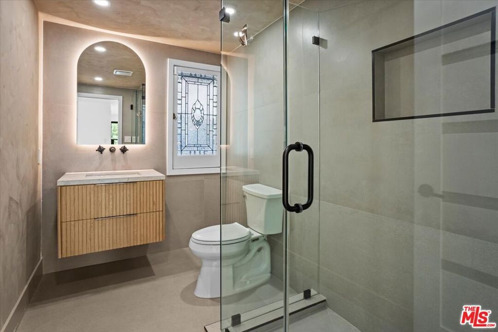 Image 14 of property listing at 4810 Rosa Road, Woodland Hills, CA 91364