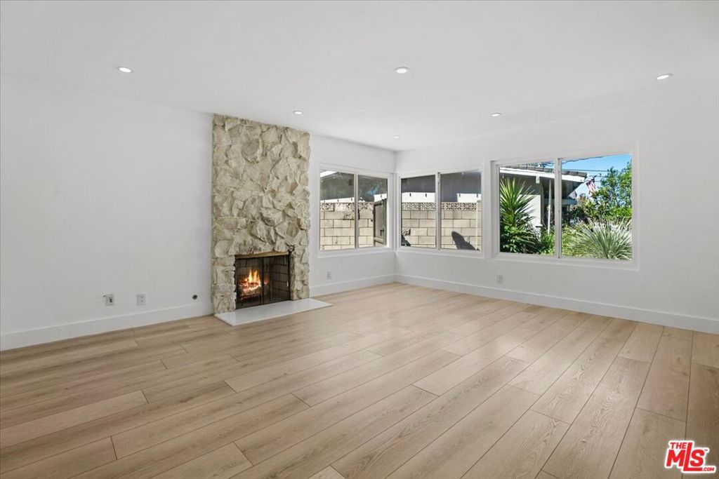 Image 3 of property listing at 4810 Rosa Road, Woodland Hills, CA 91364