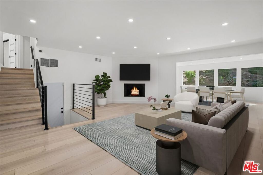 Image 4 of property listing at 4810 Rosa Road, Woodland Hills, CA 91364