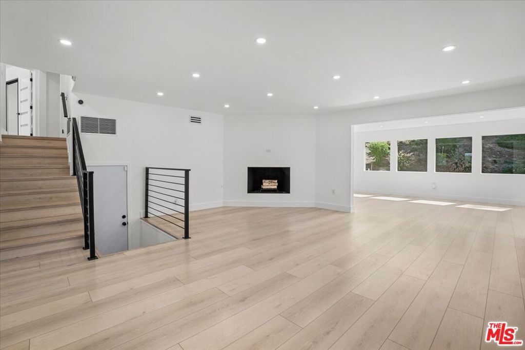 Image 5 of property listing at 4810 Rosa Road, Woodland Hills, CA 91364