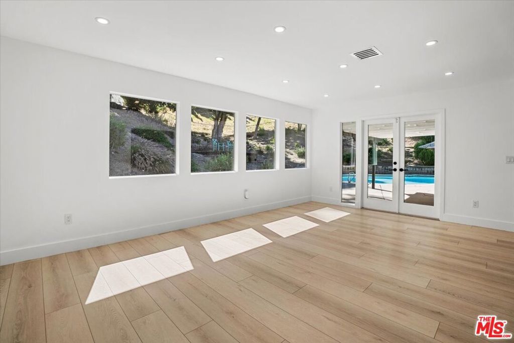 Image 8 of property listing at 4810 Rosa Road, Woodland Hills, CA 91364