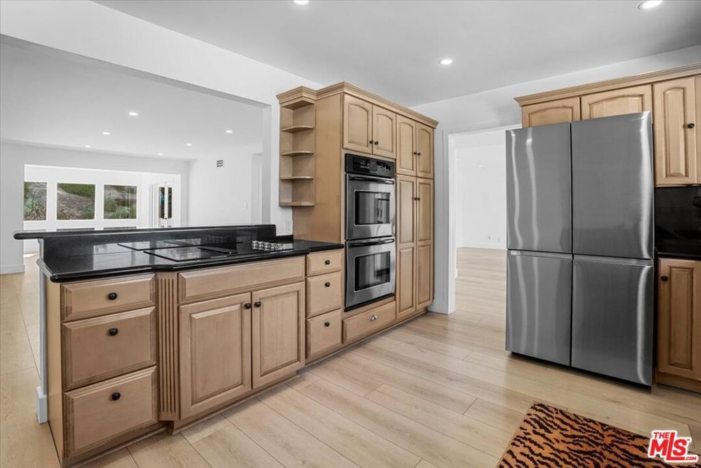 Image 9 of property listing at 4810 Rosa Road, Woodland Hills, CA 91364