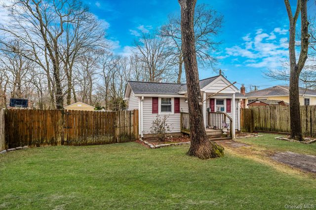 16 Rexmere Avenue, Farmingville, NY 11738