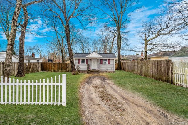 16 Rexmere Avenue, Farmingville, NY 11738