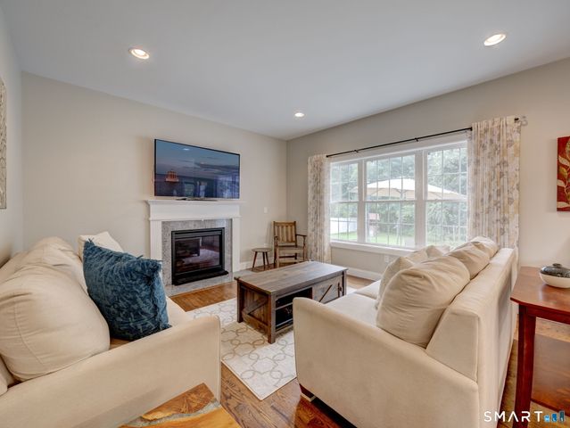 33 Hunters Lane, Southington, CT 06479