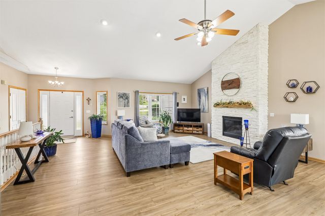 4000 Lakeland Court, Des Moines, IA 50320