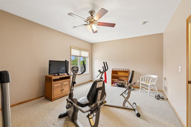 4000 Lakeland Court, Des Moines, IA 50320