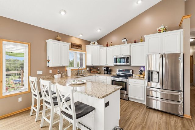 4000 Lakeland Court, Des Moines, IA 50320