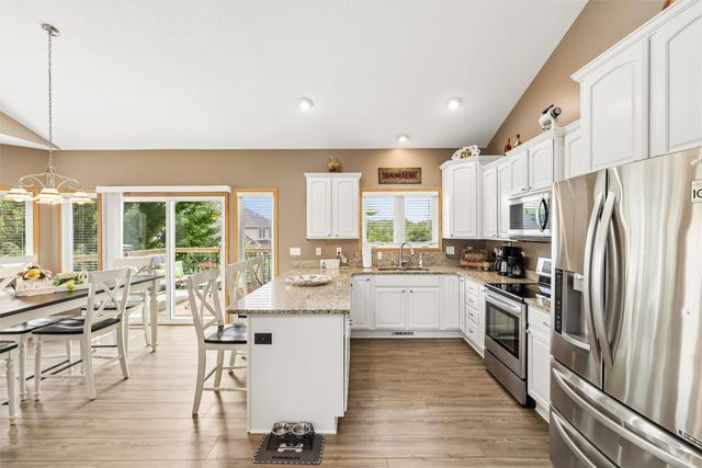 4000 Lakeland Court, Des Moines, IA 50320