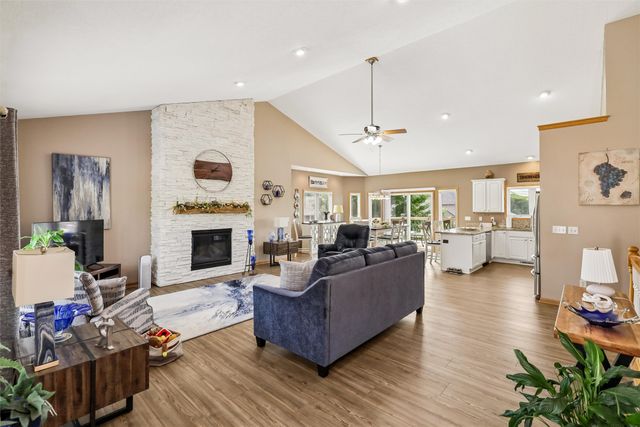 4000 Lakeland Court, Des Moines, IA 50320