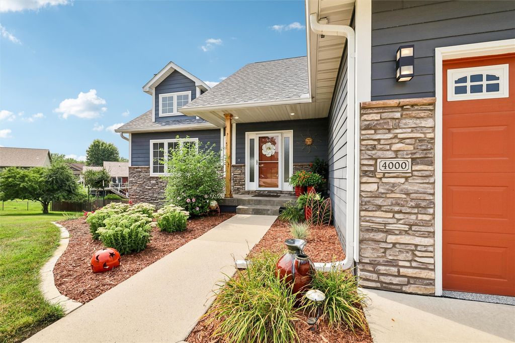 4000 Lakeland Court, Des Moines, IA 50320