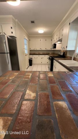 282 Belaire Dr., Pearl, MS 39208