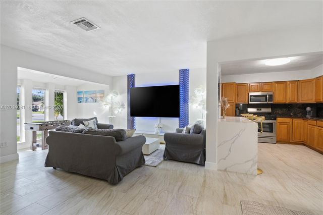 2125 N 14th Ct, Hollywood, FL 33020