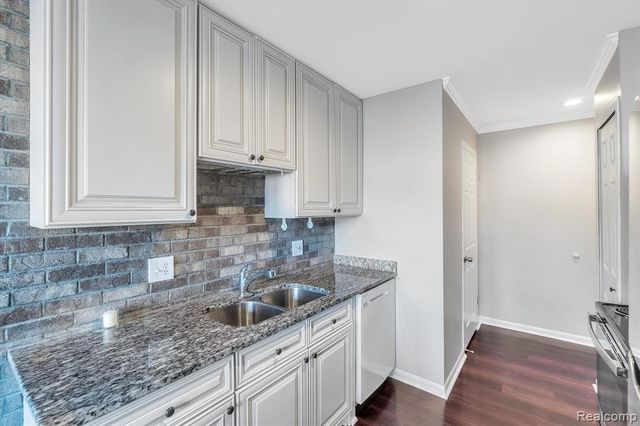 22224 Edgewater, Novi, MI 48375