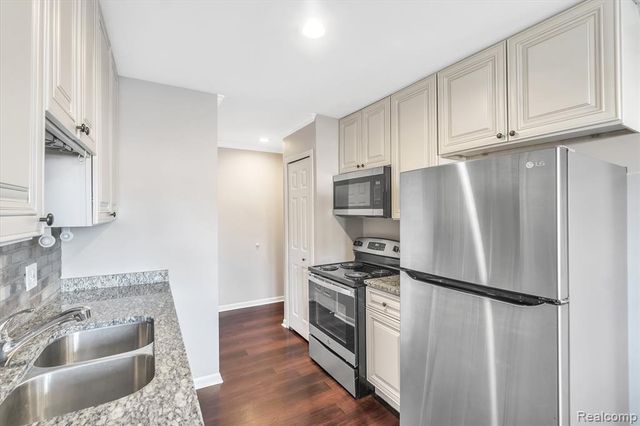 22224 Edgewater, Novi, MI 48375